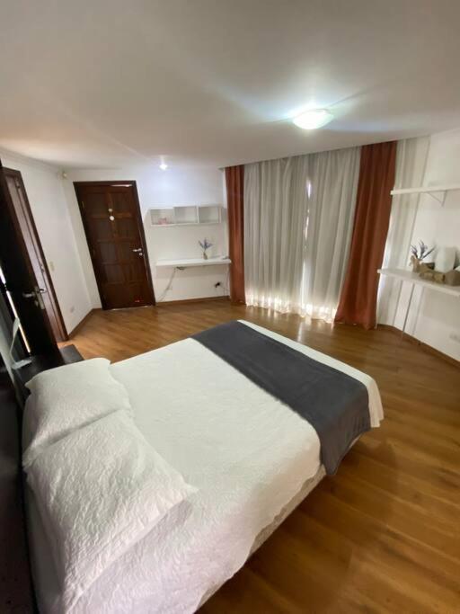 Sobrado Espacoso Em Santa Felicidade Куритиба Экстерьер фото